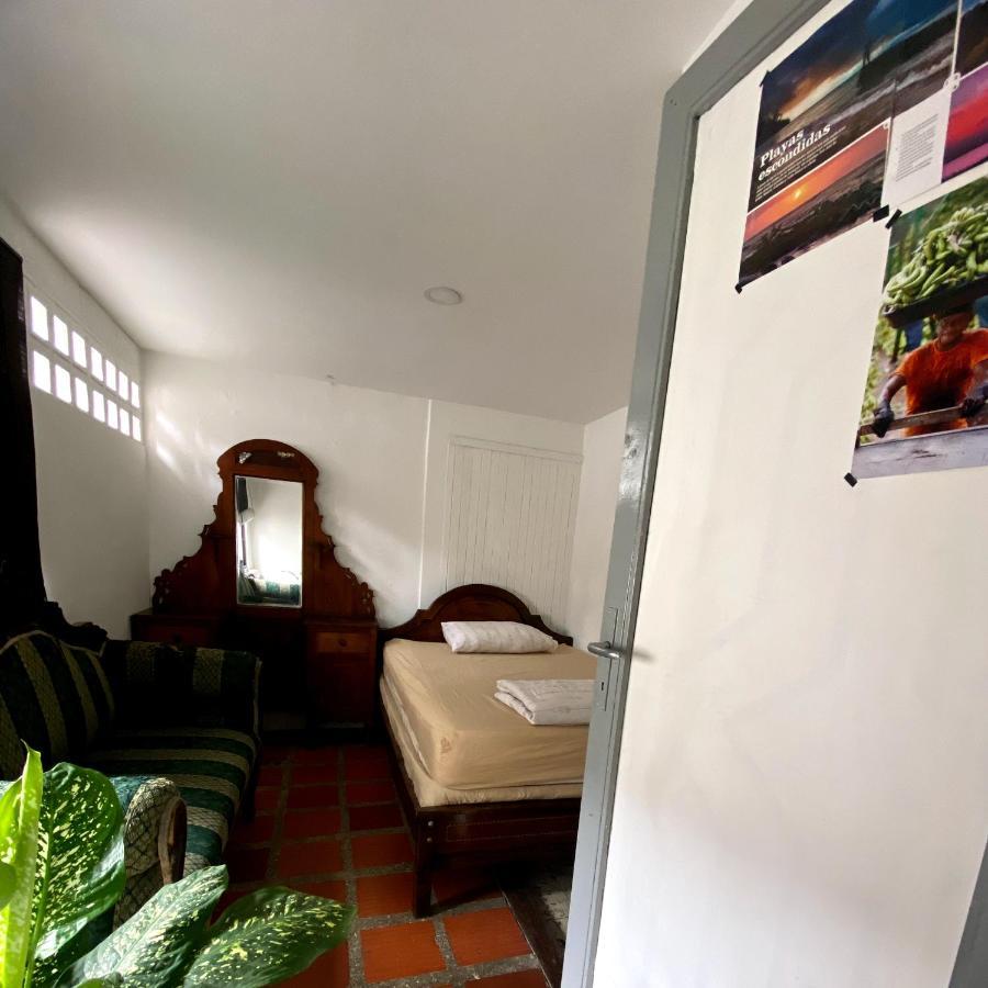 Hostal Casa Las Tias เมเดยิน ภายนอก รูปภาพ